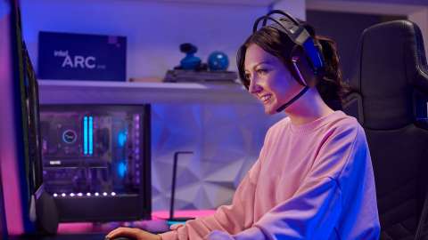 ไลฟ์สไตล์กราฟิก - โปรไฟล์นักเล่นเกมหญิงที่บ้านพร้อมเดสก์ท็อปพีซีที่ใช้แอสเซทที่เชื่อมต่อ Intel arc a750